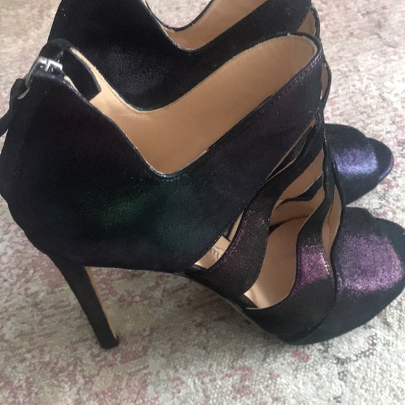 Iridescent purple leather cage sandals by Alejandro Ingelmo. - Picture 3 of 8